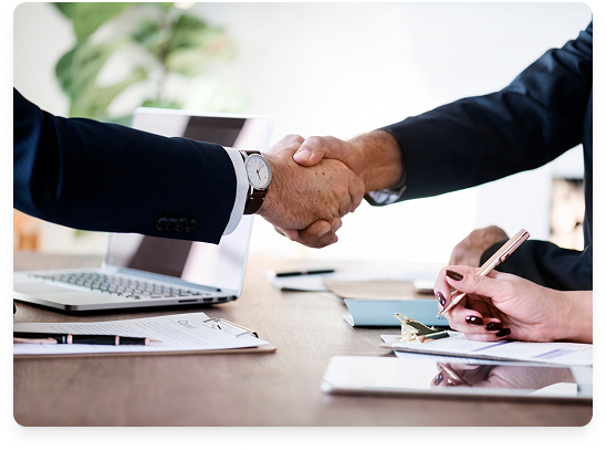 Equipo de profesionales trabajando juntos